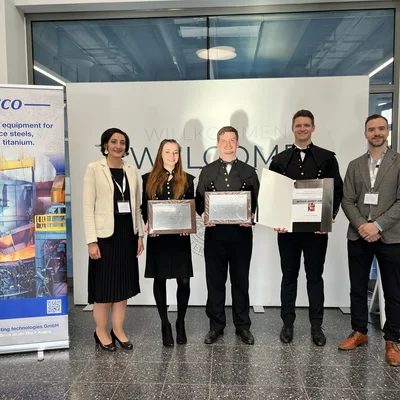 Univ.-Prof. Susanne Michelic (Leiterin des LS für Eisen- und Stahlmetallurgie) gemeinsam mit den drei Gewinner*innen der INTECO ASMET Awards v.l.n.r.: Dipl.-Ing. Daniela Pircher (Kategorie "Master" - erster Platz), Dr.mont. Julian Cejka (Kategorie "Dissertation" - erster Platz) und Dipl.-Ing. Lukas Höcher (Kategorie "Master" - zweiter Platz). Foto: © Department Metallurgie