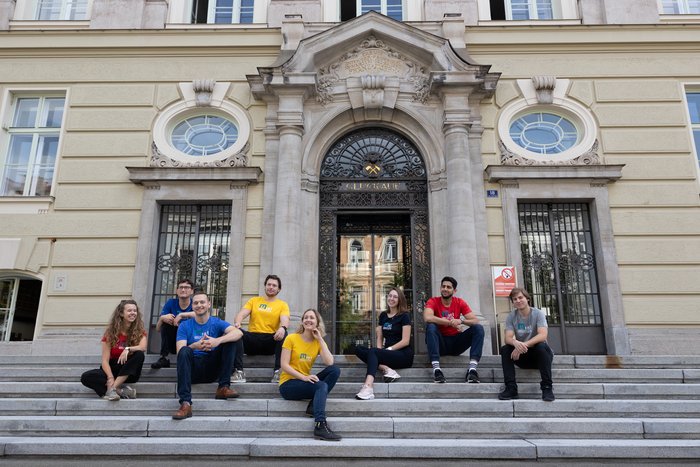 Students in front of the main building of the Montanuniversität Leoben