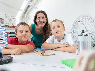 Eine Mitarbeiterin der Montanuniversität Leoben mit ihren Kindern.