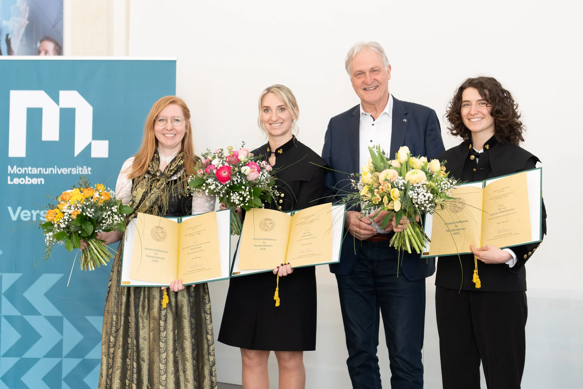 v.l.n.r.: Ass.-Prof. Dr. Eva Gerold (Preisträgerin Postdoc), Dipl.-Ing. Lea Luznik (Preisträgerin Praedoc), Rektor Peter Moser und Antonia Siebenbrunner (Preisträgerin Master). Foto: © MUL/Tauderer.