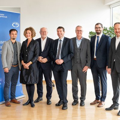 v.l. Thomas Rumetshofer (Borealis), MR Dr. Ulrike Unterer, Vizepräsidentin der CDG, Univ.-Prof. Dr. Josef Eberhardsteiner (TU Wien), Helmut Antrekowitsch, Vizerektor für Forschung und Nachhaltigkeit (Montanuniversität Leoben), Armin Hessenberger (Poloplast GmbH), Dr. Florian Arbeiter (Montanuniversität Leoben), Franz Fuchs (Pipelife Austria GmbH) bei der offiziellen Eröffnung des neuen CD-Labors "ImReMat". Foto: © MUL/Tauderer 