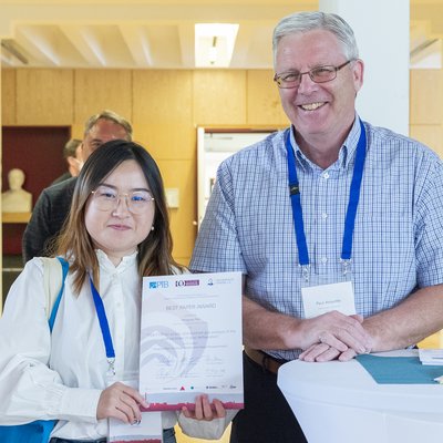 Verleihung des Best Paper Award an Frau Pan durch Prof. Amyotte der Dalhousie University