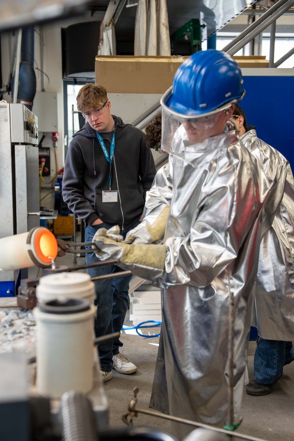 Zwei Schüler der CampDays an der Montanuniversität Leoben beim Metall gießen.
