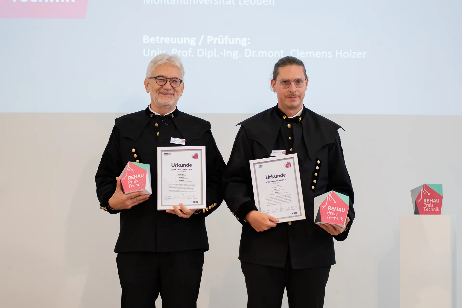 Univ.-Prof. Dr. Clemens Holzer (l.) und Dr. mont. Lukas Hentschel (r.). Foto: © REHAU