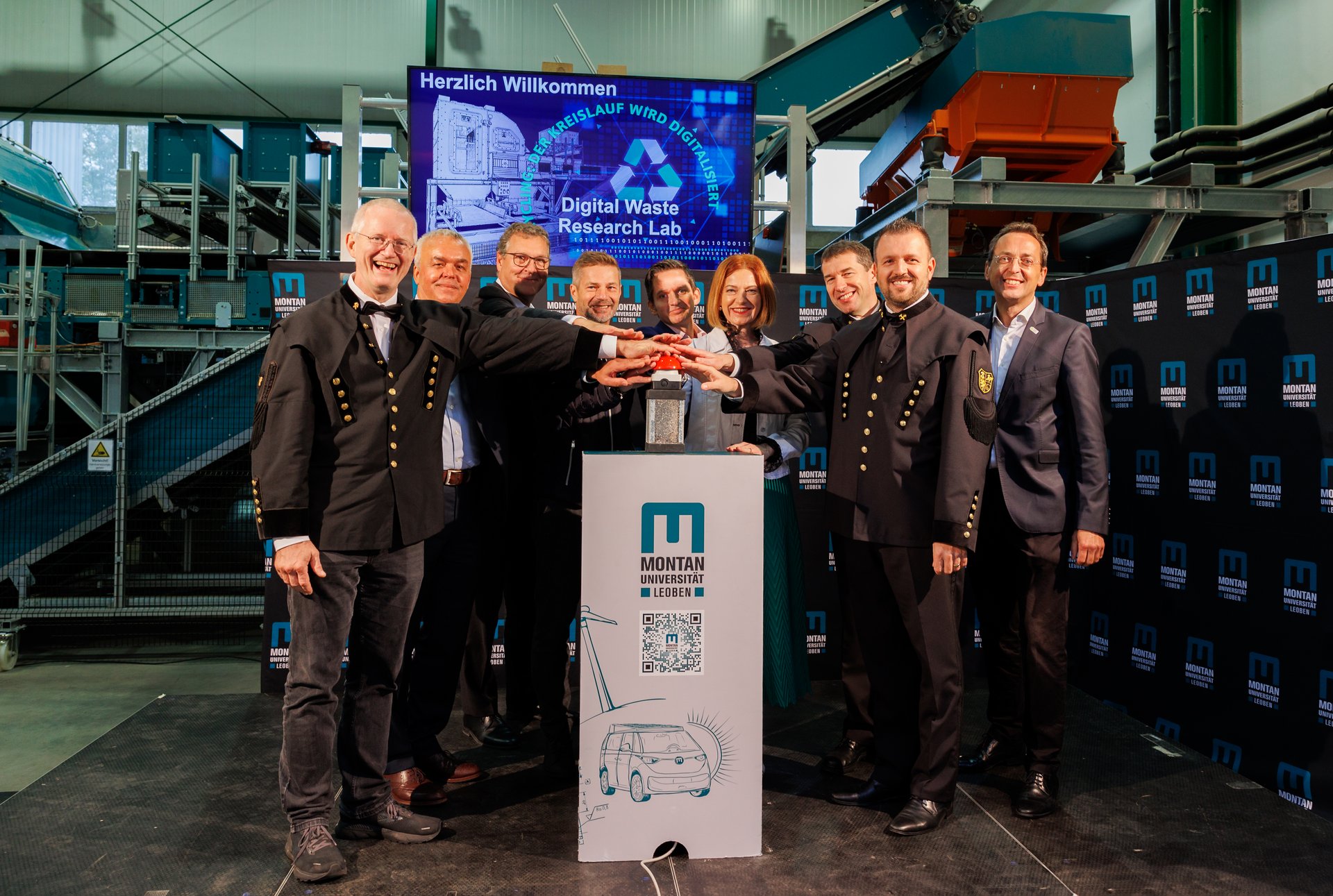 Gruppenfoto mit Vertreter*innen der Montanuniversität und der steierischen Wirtschaft bei der Eröffnung des Digital Waste Research Lab in St.Michael.