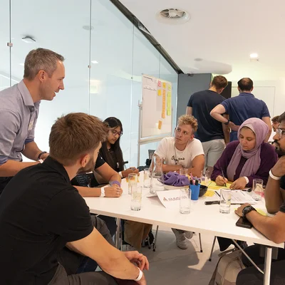 TU Austria Innovationsmarathon_1: Gearbeitet wurde bis spät in die Nacht, um die von den Industriepartnern gestellten Probleme zu lösen. Bild: Montanuni Leoben / Schnehen