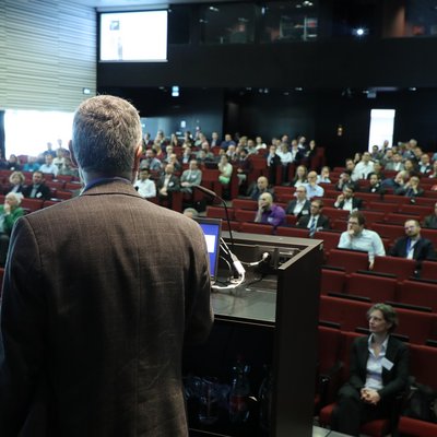 Bereits seit vielen Jahren ist die Leoben-Conference on Polymer Engineering and Science (LKK) ein Treffpunkt für Absolventen*innen, Partner*innen und interessierte Gruppen der gesamten Kunststoff-Community sowie Studierende und Schüler*innen. Foto: © Foto Freisinger/Armin Russold 