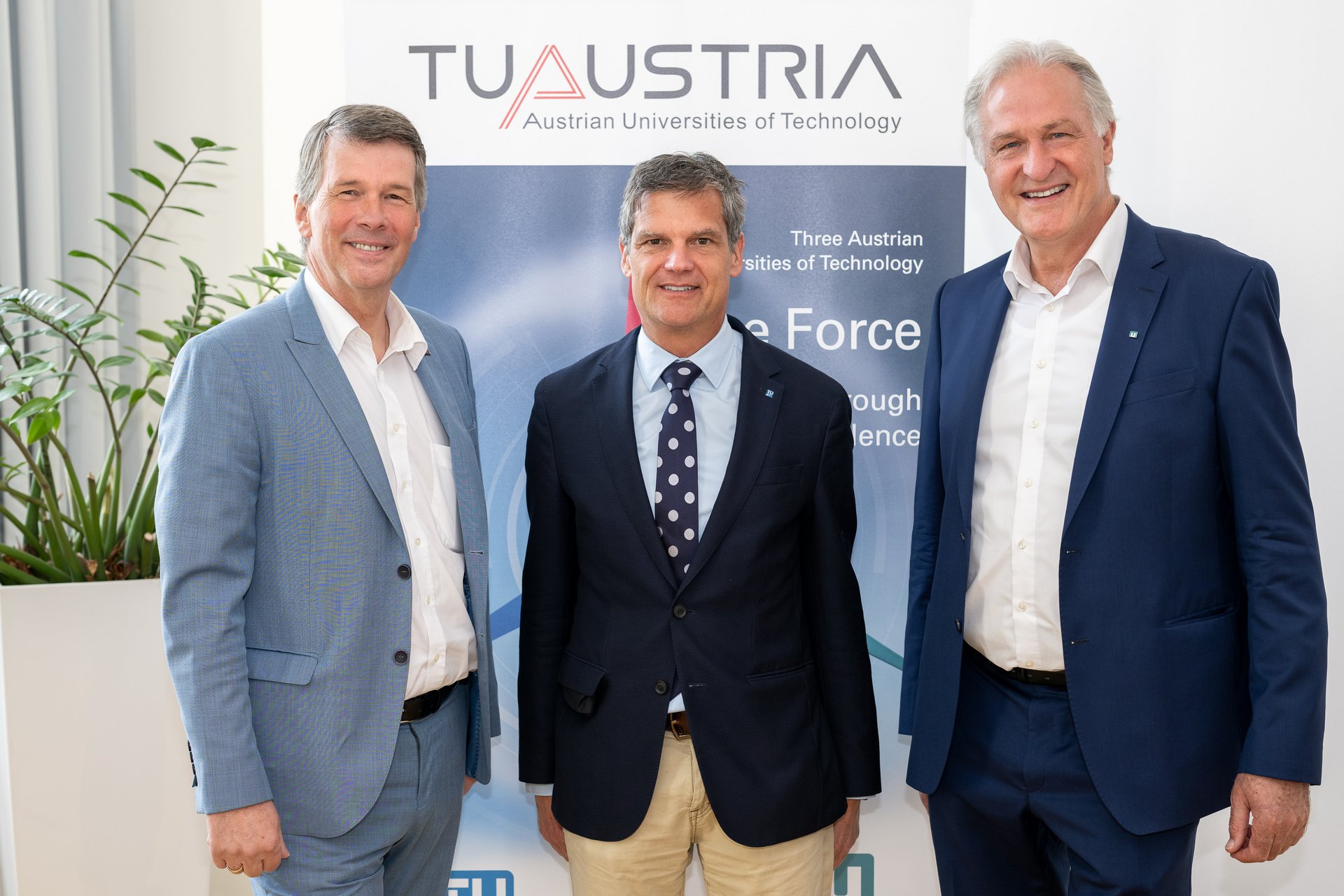 Gruppenfoto des neuen TU Austria Vorstands mit Horst Bischof, Jens Schneider und Peter Moser.