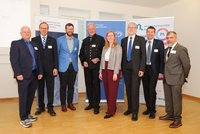 Assoz.Prof. Dr. Eva Gerold bei der Eröffnung ihres CD-Labors mit Rektor Peter Moser (4.v.l.), Vizerektor Helmut Antrekowitsch (2.v.r.), Prof. Dr. Peter Prenninger (3.v.r., Vizepräsident der Christian Doppler Forschungsgesellschaft) und Vertretern des Unternehmenspartners Aurubis AG. Foto: © Armin Russold 