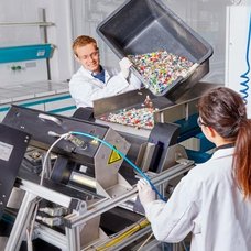 Zwei Forscher im Labor beim Mülltrennen.