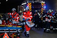 Übungsszenario im Tunnel mit Sanitätern und Verletzten auf einer Trage.