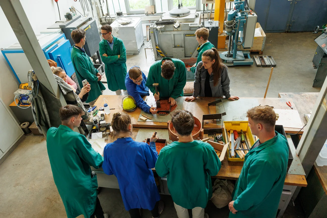 Die Teilnehmer*innen der CampDays 2025 an der Montanuniversität Leoben hören gespannt zu.