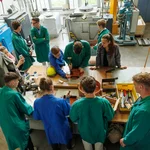 Die Teilnehmer*innen der CampDays 2025 an der Montanuniversität Leoben hören gespannt zu.