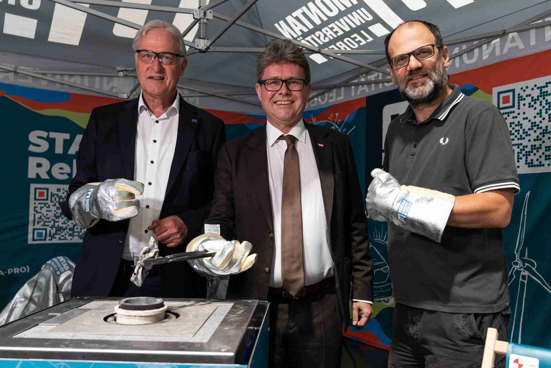 Bundesminister Martin Polaschek, Rektor Peter Moser von der Montanuniversität Leoben und Harry Jenner, Geschäftsführer des FM4-FreQuency-Festivals testen das neu entwickelte Verfahren zum Recycling von Aluminiumdosen Vorort. © MUL/Harald Tauderer
