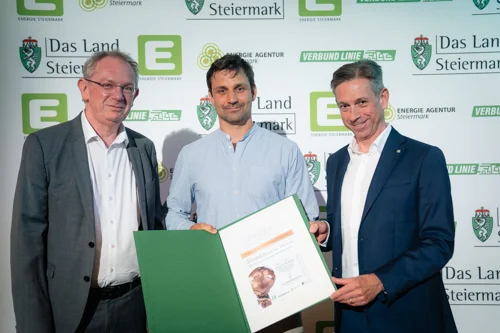Drei Personen bei der Verleihung des Energy Globe STYRIA AWARD 2026; sie präsentieren eine Urkunde vor einer Pressewand mit Logos von „Das Land Steiermark“, Energie Steiermark und Partnern.