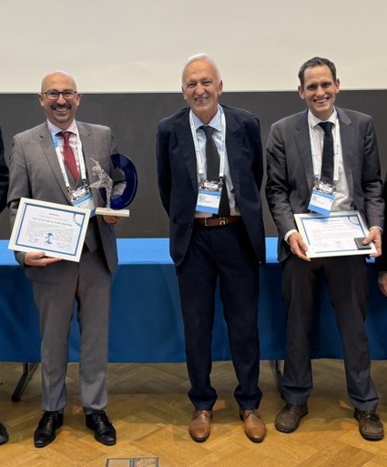 Die drei Preisträger v.l.n.r.: Univ.-Prof. Dipl.-Ing. Dr.mont. Daniel Kiener (Lehrstuhl für Materialphysik), Univ.-Prof. i.R. Dr. Reinhard Pippan und Dipl.-Ing. Dr.mont. Oliver Renk (Lehrstuhl für Metallkunde). Foto: © KIT/Kirchlechner