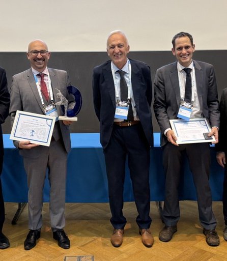 Die drei Preisträger v.l.n.r.: Univ.-Prof. Dipl.-Ing. Dr.mont. Daniel Kiener (Lehrstuhl für Materialphysik), Univ.-Prof. i.R. Reinhard Pippan und Dipl.-Ing. Dr.mont. Oliver Renk (Lehrstuhl für Metallkunde). Foto: © KIT/Kirchlechner 