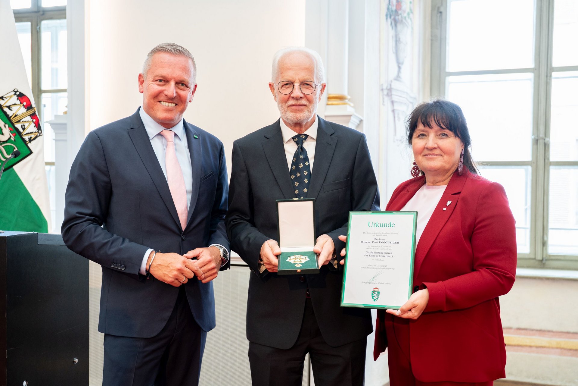 Landeshauptmann Mario Kunasek (l.) und Landeshauptmann-Stellvertreterin Manuela Khom (r.) überreichten Univ.-Prof. i.R. Dipl.-Ing. Dr.mont. Peter Uggowitzer das Große Ehrenzeichen des Landes Steiermark. Foto: © Land Steiermark/Streibl 