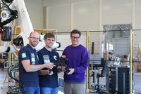 v.l.n.r.: Dr. Michael Pusterhofer, Maschinenbau-Student Alexander Plank und Wolfgang Fiel (Founder und CEO von Fiber Elements). Foto: © Fiber Elements