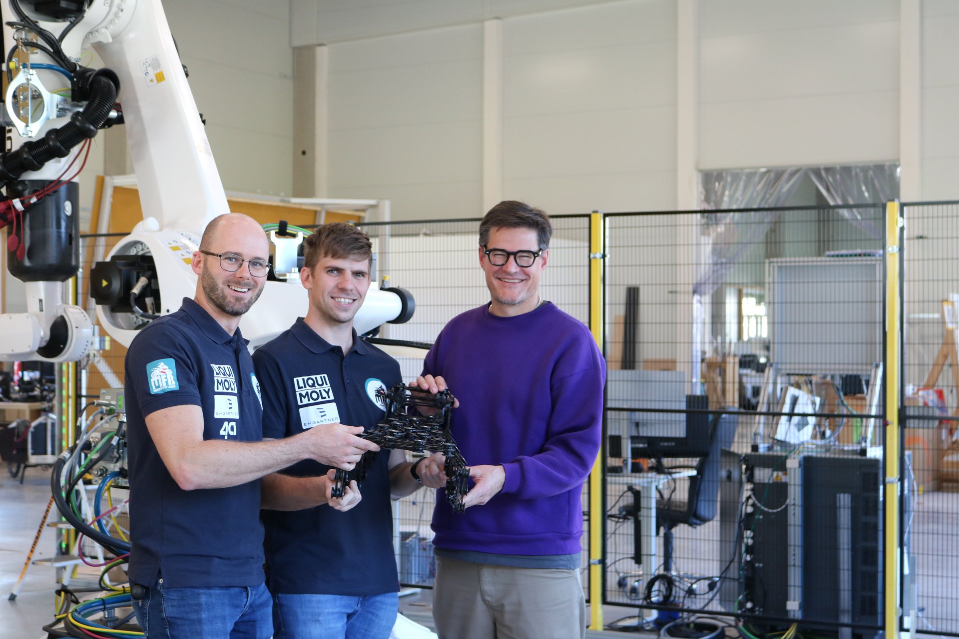 v.l.n.r.: Dr. Michael Pusterhofer, Maschinenbau-Student Alexander Plank und Wolfgang Fiel (Founder und CEO von Fiber Elements). Foto: © Fiber Elements