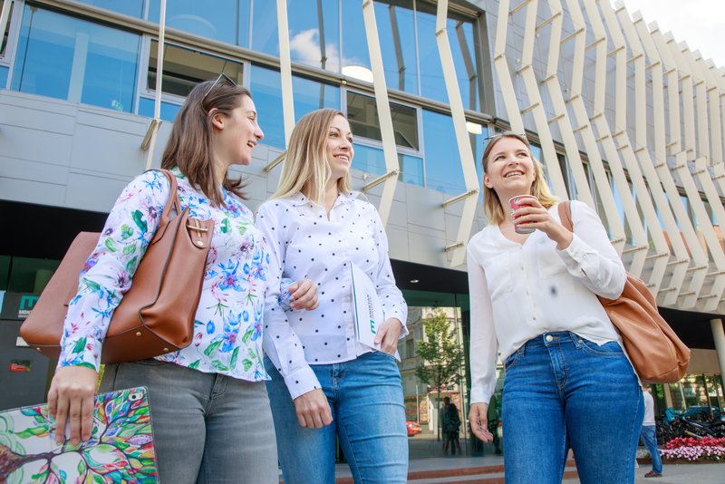 Junge Frauen vor dem Erzherzog-Johann-Trakt