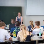 Die Teilnehmer*innen der CampDays 2025 an der Montanuniversität Leoben hören gespannt zu.