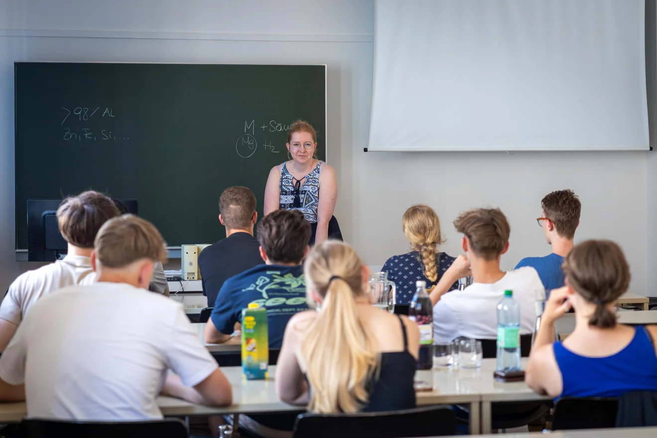Die Teilnehmer*innen der CampDays 2025 an der Montanuniversität Leoben hören gespannt zu.