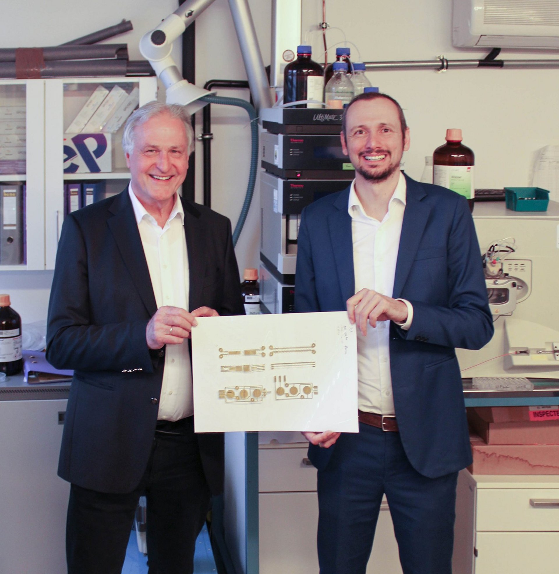 Univ.-Prof. Dr. Thomas Grießer (re.) freut sich gemeinsam mit Vizerektor Peter Moser über das neue Zentrum für digitale Drucktechnologien.