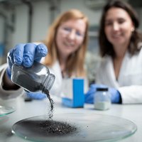 Studentin und Professorin im Labor.