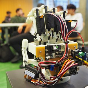 Technisches Demonstrationsmodell einer Experimentierstation der Montanuniversität Leoben zeigt praxisnahe Forschung zu Datenanalyse und nachhaltiger Ressourcennutzung.