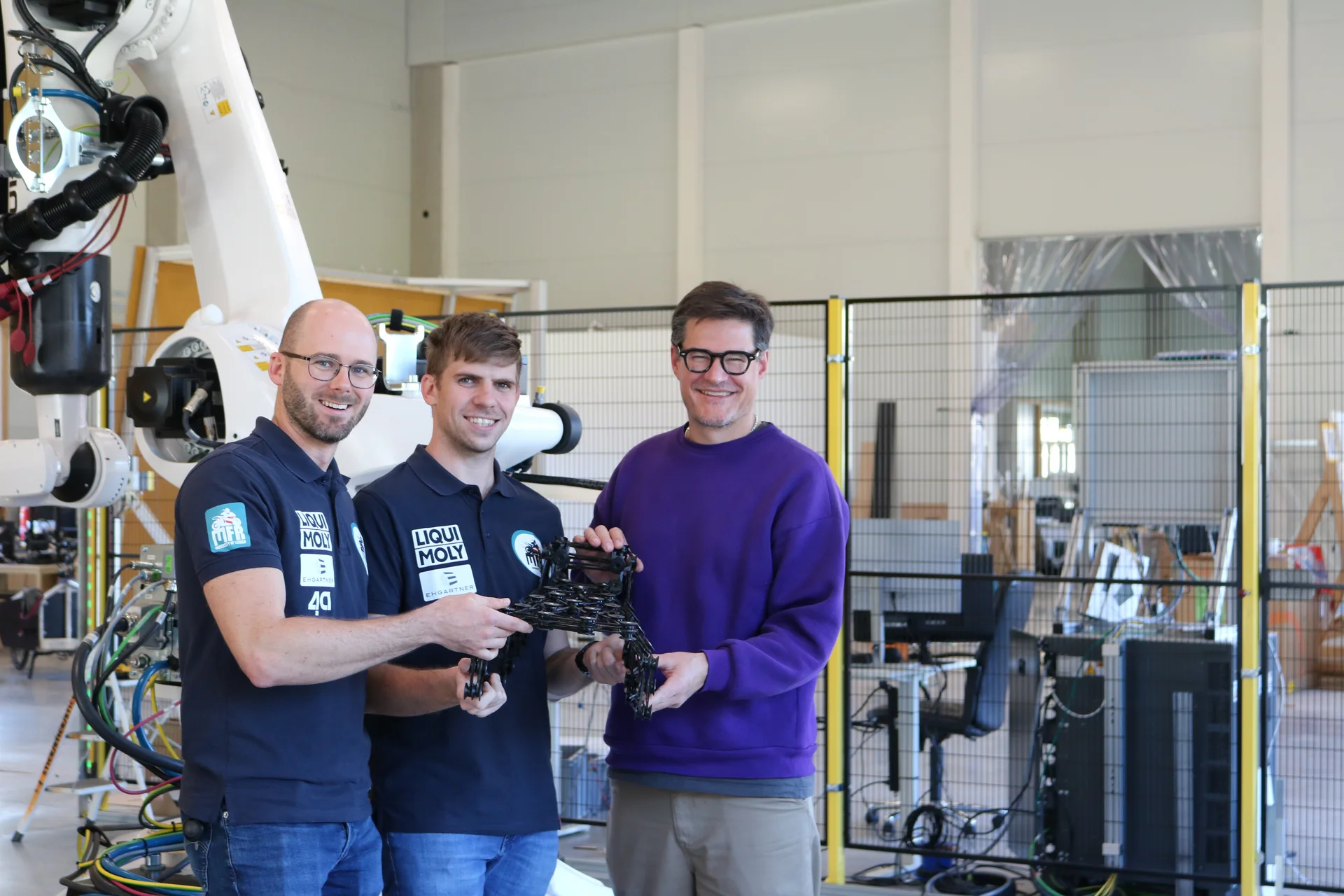 v.l.n.r.: Dr. Michael Pusterhofer, Maschinenbau-Student Alexander Plank und Wolfgang Fiel (Founder und CEO von Fiber Elements). Foto: © Fiber Elements