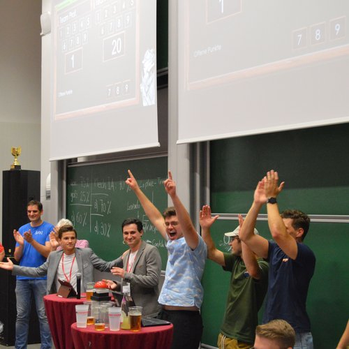 Studenten und Professoren im Hörsaal bei dem Wissenswettbewerb Beat the Prof.