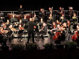Das Universitätsorchester bei einem Konzert auf der Bühne.