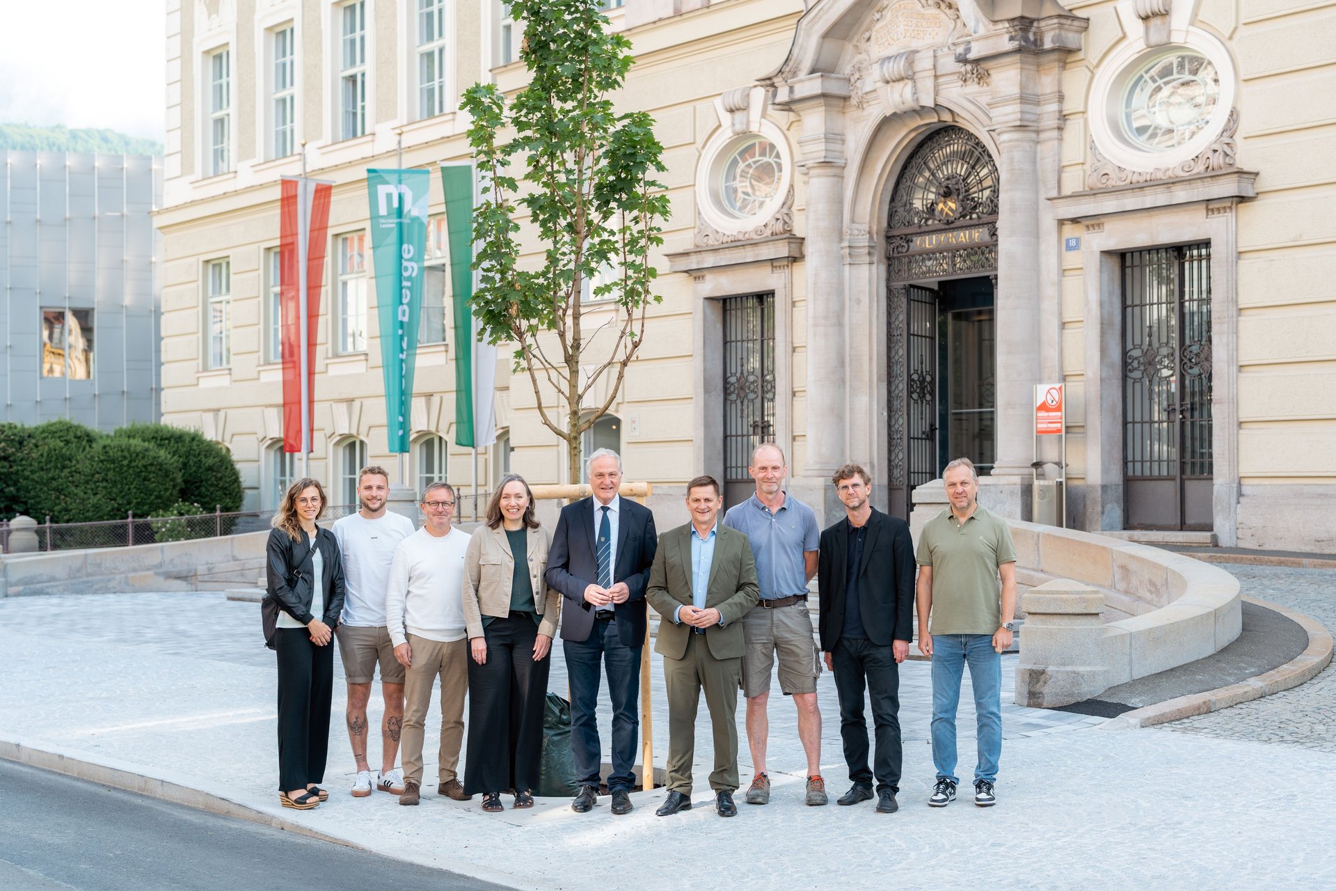 v. l.n.r.:  Anne-Kathrin Rumpold (Stadt Leoben), Tobias Dorn (Bauleiter Granit), Claus Hiebler (Stadt Leoben), Gemeinderätin Susanne Sinz (Ausschussvorsitzende), Rektor Peter Moser, Bürgermeister Kurt Wallner, Gerhard Perhofer (Polier Granit), Stadtbaudirektor Heimo Berghold und Werner Feuchtgraber (Granit). Foto: © MUL/Thomas Fazokas