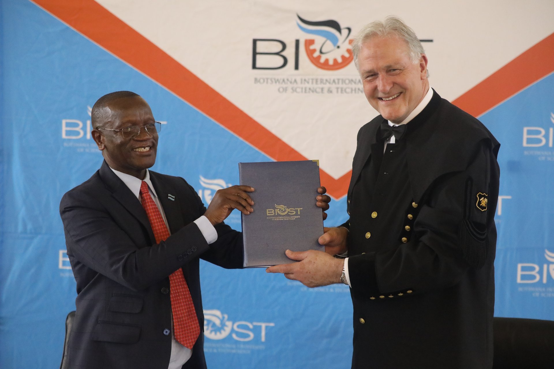 Vizerektor Moser mit Vice Chancellor Otlogetswe Totolo an der International University of Science and Technology