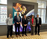 v.l.n.r.: Dipl.-Ing. Robert Obenaus-Emler, Rektor Peter Moser, Herbert Eibensteiner, CEO der voestalpine AG, Univ.-Prof. Susanne Michelic und Vizerektor Helmut Antrekowitsch. Foto: © MUL