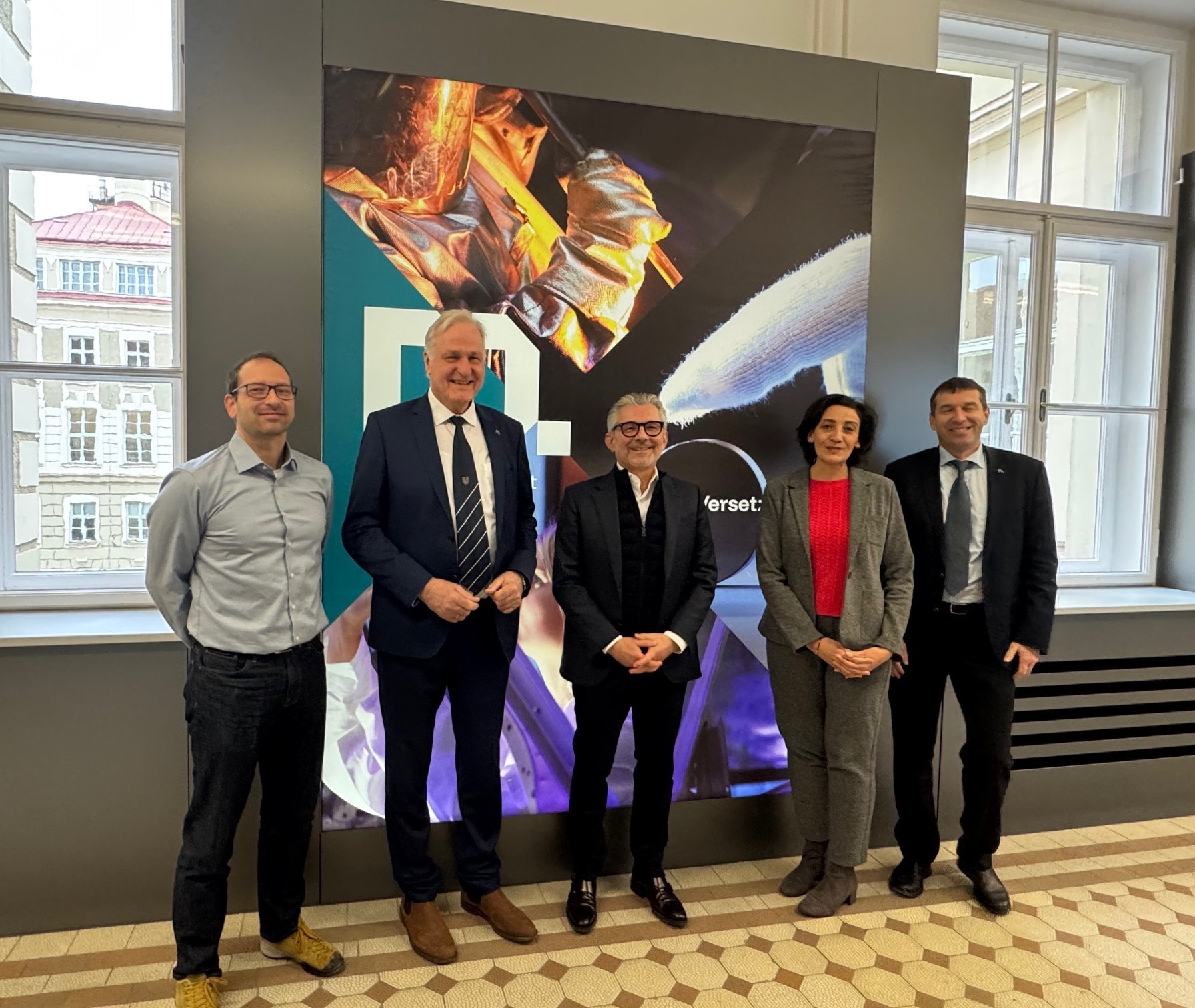 v.l.n.r.: Dipl.-Ing. Robert Obenaus-Emler, Rektor Peter Moser, Herbert Eibensteiner, CEO der voestalpine AG, Univ.-Prof. Susanne Michelic und Vizerektor Helmut Antrekowitsch. Foto: © MUL