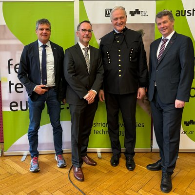 v.l.n.r.: Rektor Jens Schneider (TU Wien), Patentamtspräsident Stefan Harasek, Rektor Peter Moser (Montanuniversität Leoben) und Rektor Horst Bischof (TU Graz). Foto: © TU Austria 