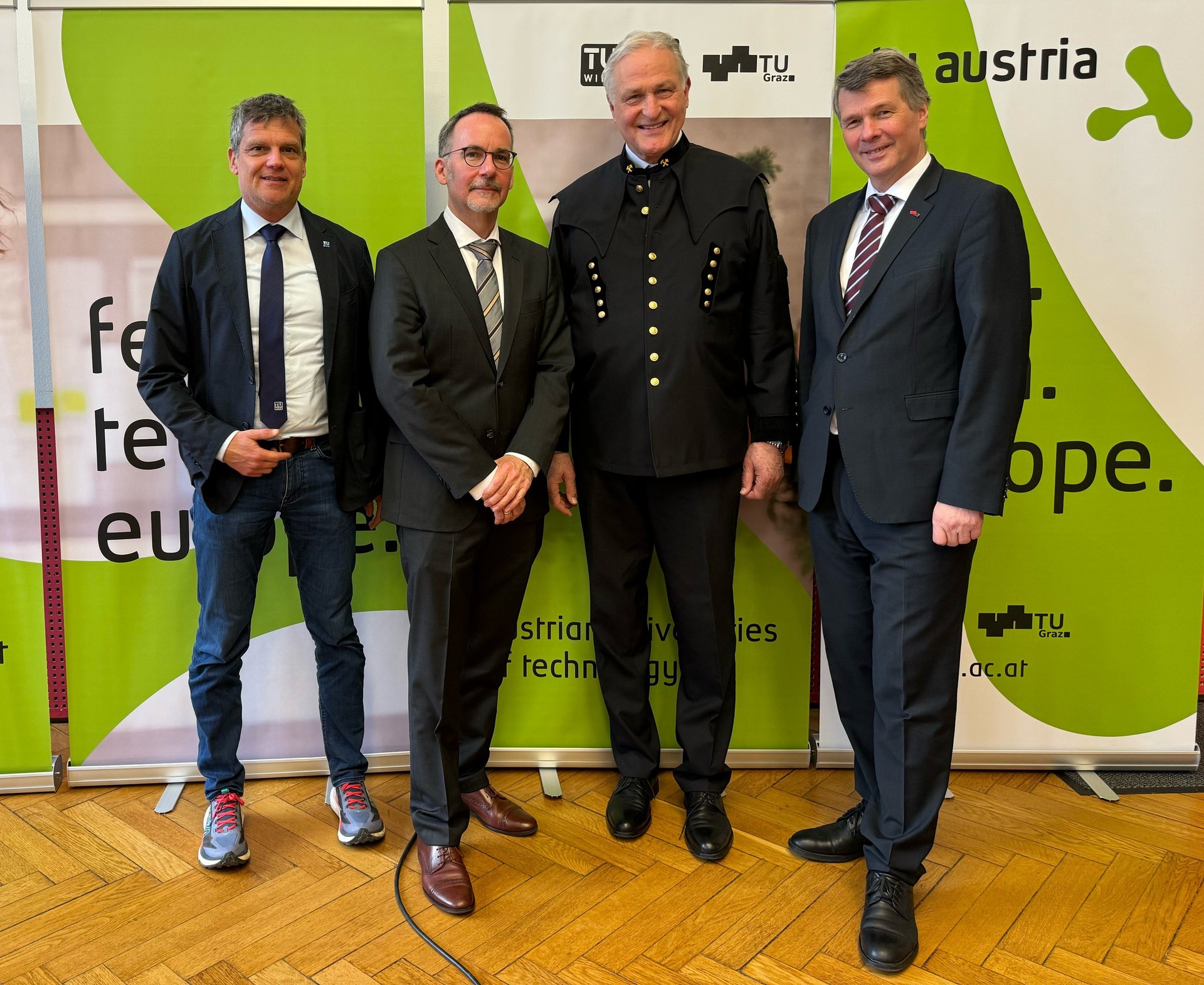 v.l.n.r.: Rektor Jens Schneider (TU Wien), Patentamtspräsident Stefan Harasek, Rektor Peter Moser (Montanuniversität Leoben) und Rektor Horst Bischof (TU Graz). Foto: © TU Austria 