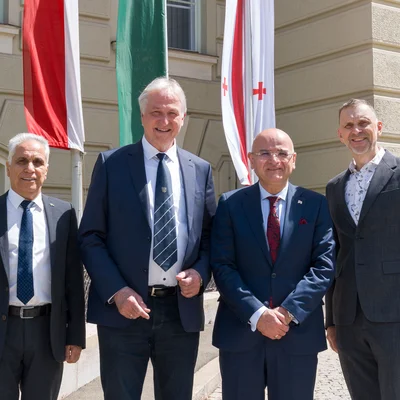 Besuch des georgischen Botschafters: Gruppenfoto vor dem Hauptgebäude der Montanuniversität Leoben.