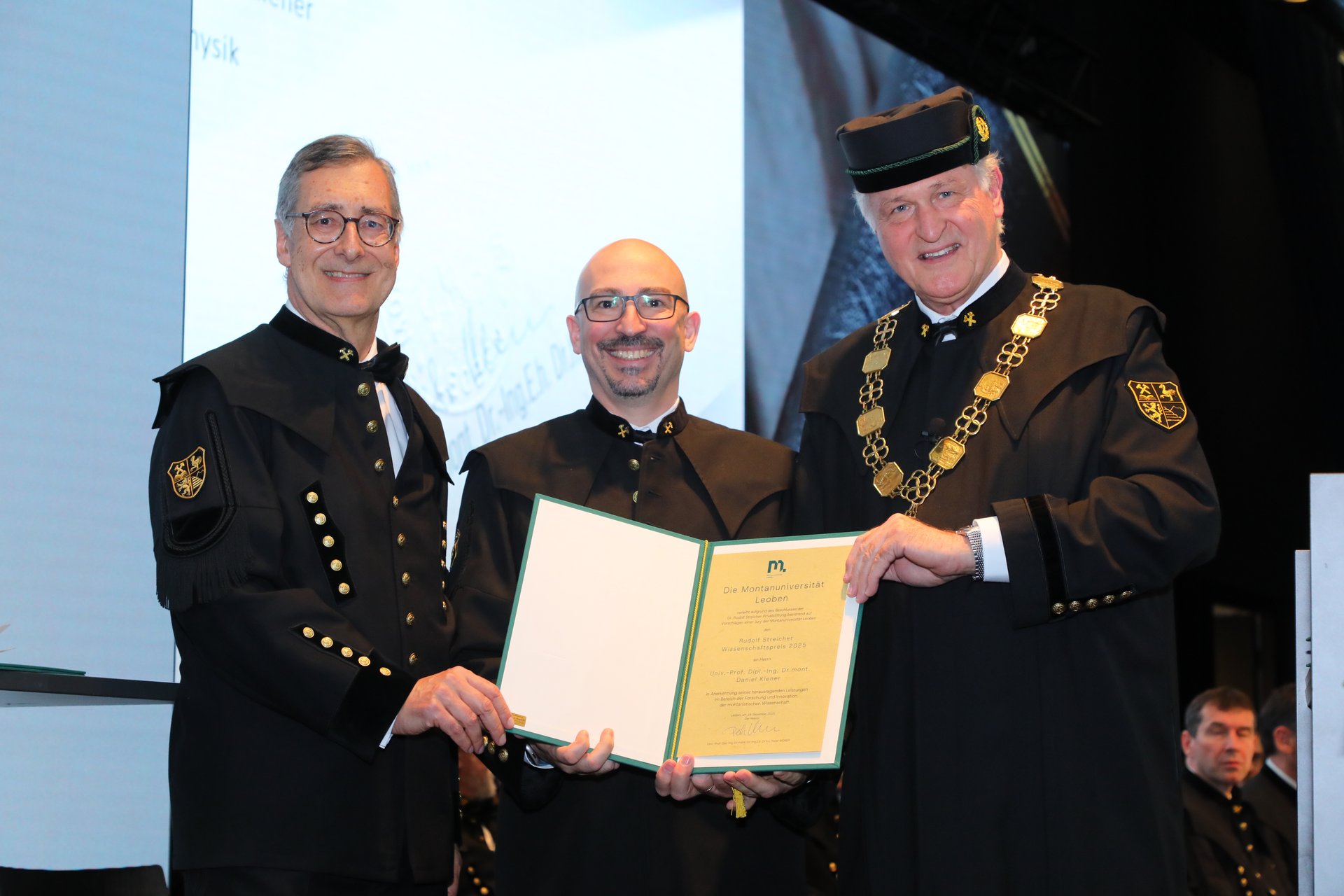 : An Univ.-Prof. Dr. Daniel Kiener (Department Werkstoffwissenschaft/Lehrstuhl Materialphysik) von der Montanuniversität Leoben wurde der Rudolf Streicher Wissenschaftspreises 2025 verliehen. V.l.n.r.: Univ.-Prof. Christian Mitterer (Lehrstuhl für Funktionale Werkstoffe und Werkstoffsysteme), Univ.-Prof. Daniel Kiener und Rektor Peter Moser. Foto: © Armin Russold. 