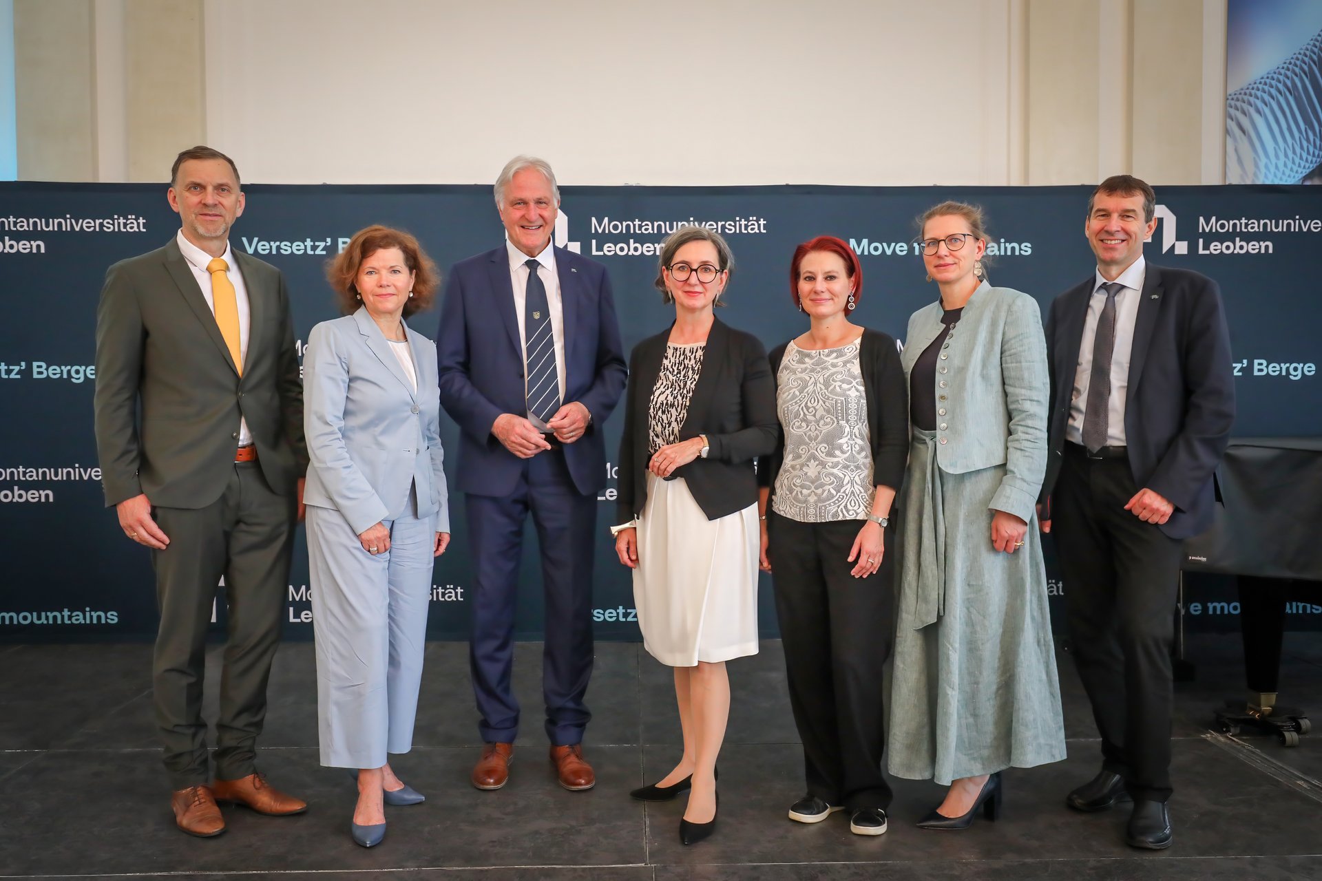 v.l.n.r.: Vizerektor für Lehre und Internationales Thomas Prohaska, Vizerektorin für Marketing und Stakeholder Management Christina Holweg, Rektor Peter Moser, Univ.-Prof. Dr. Barbara Stelzl-Marx (Leiterin des Ludwig Boltzmann Instituts), Dr. Katharina Bergmann-Pfleger, Vizerektorin für Finanzen und Infrastruktur Manuela Raith und Vizerektor für Forschung und Nachhaltigkeit Helmut Antrekowitsch. Foto: © Armin Russold.