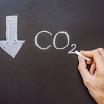 Foto: © Envato/MaplesImages csm_reducing-co2-emissions-with-arrow-and-chalkboard-2026-03-26-05-36-31-utc_8eb24fbf33