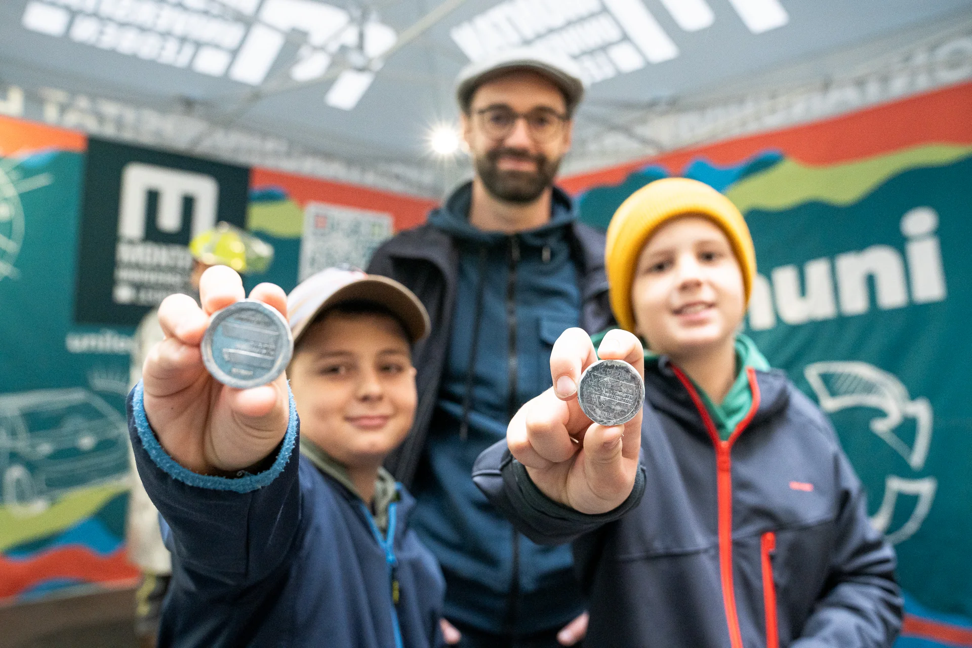 Mit dem Projekt „Upcycling Live“ präsentierte die Montanuniversität am Nationalfeiertag, wie aus gebrauchten Getränkedosen nützliche und kreative Unikate entstehen. © MUL/Tauderer