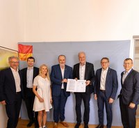 Gruppenbild anlässlich der Unterzeichnung eines Kooperationsvertrages zwischen dem Land Burgenland und der Montanuniversität Leoben (MUL) (v.l.) Univ.-Prof. Gerald Pinter, Vizerektor Helmut Antrekowitsch, Vizerektorin Barbara Romauer, Landeshauptmann Hans Peter Doskozil, Rektor Peter Moser, Landesholding Burgenland-Geschäftsführer Gerald Goger, Landesholding Burgenland-Prokurist Peter Dopler.