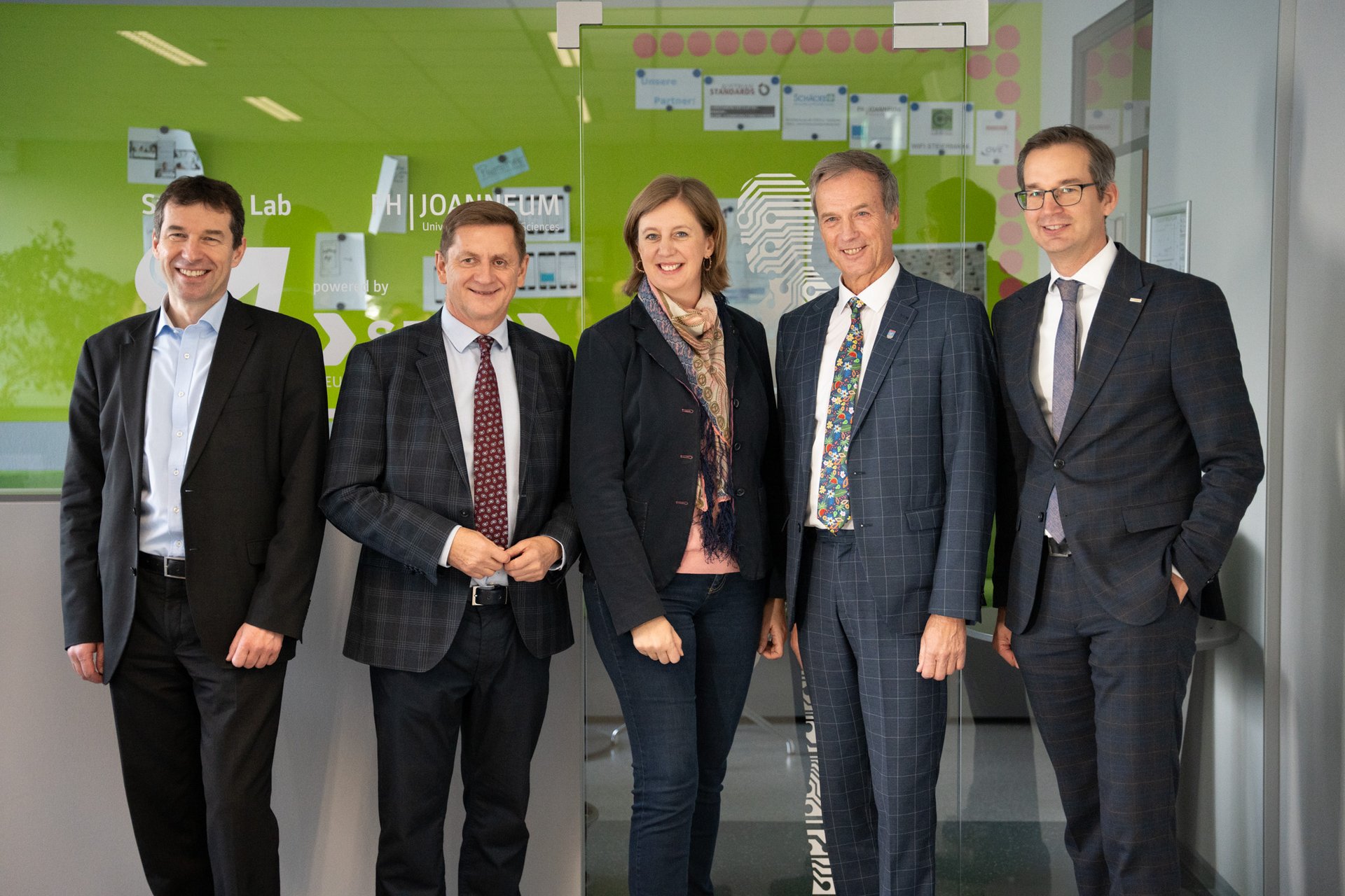 Foto v.l.: Helmut Antrekowitsch (Vizerektor für Forschung und Nachhaltigkeit der Montanuniversität Leoben), Kurt Wallner (Bürgermeister Stadt Leoben), Barbara Eibinger-Miedl (Wirtschafts- und Wissenschaftslandesrätin), Friedrich Kratzer (Bürgermeister Stadtgemeinde Kapfenberg), Martin Payer (kaufmännischer Geschäftsführer FH JOANNEUM).  (© FH JOANNEUM/Seidl)