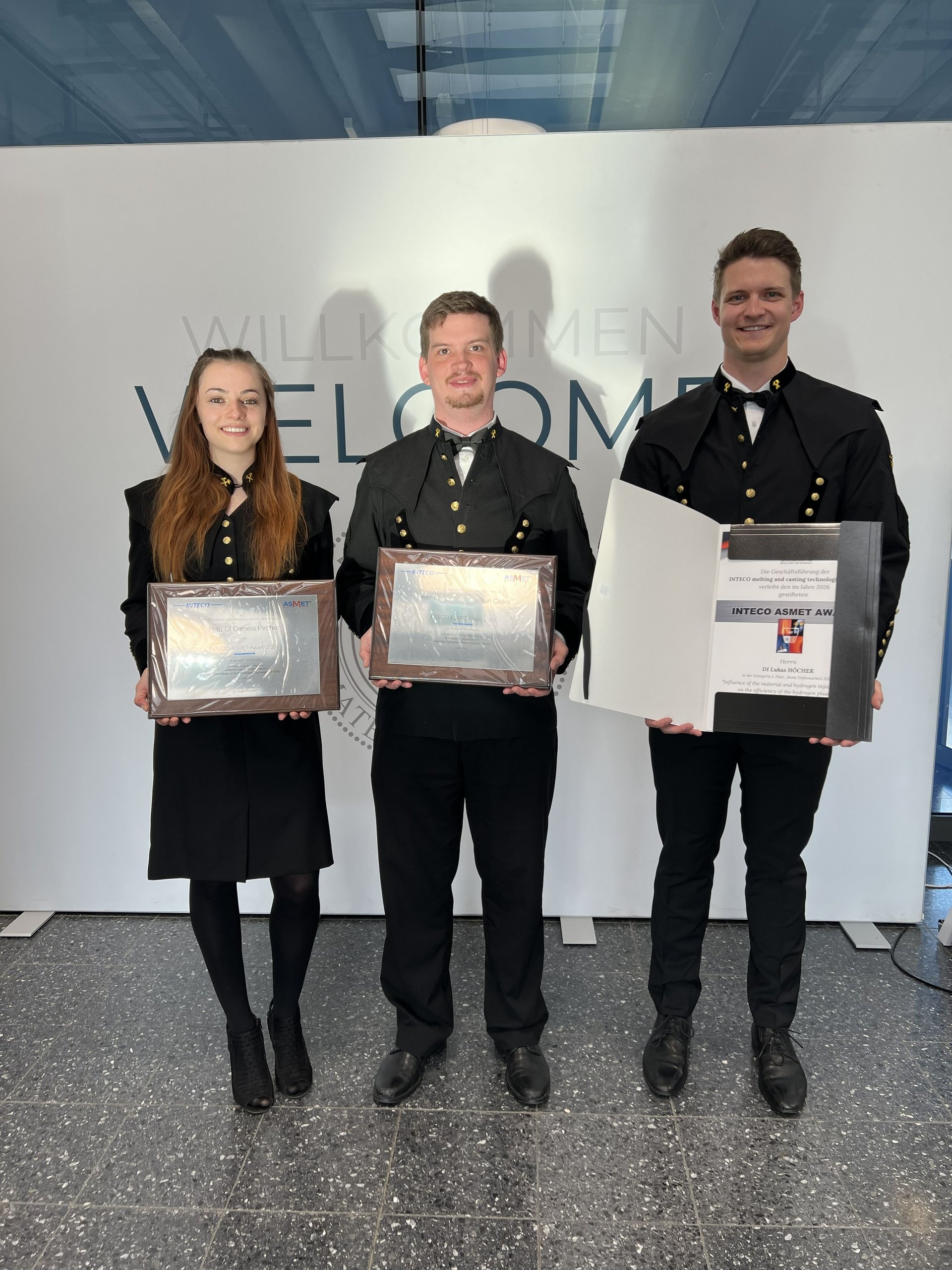v.l.n.r.: Dipl.-Ing. Daniela Pircher (Kategorie "Master" - erster Platz), Dr.mont. Julian Cejka (Kategorie "Dissertation" - erster Platz) und Dipl.-Ing. Lukas Höcher (Kategorie "Master" - zweiter Platz). Foto: © Department Metallurgie