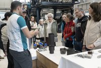 Die Besucher*innen beim Tag der offenen Tür des Forschungszentrums für Wasserstoff und Kohlenstoff erhielten während dieses besonderen Events die einmalige Gelegenheit, bei geführten Rundgängen die neuesten Entwicklungen und Technologien hautnah zu erleben. Foto: © MUL/Schnehen