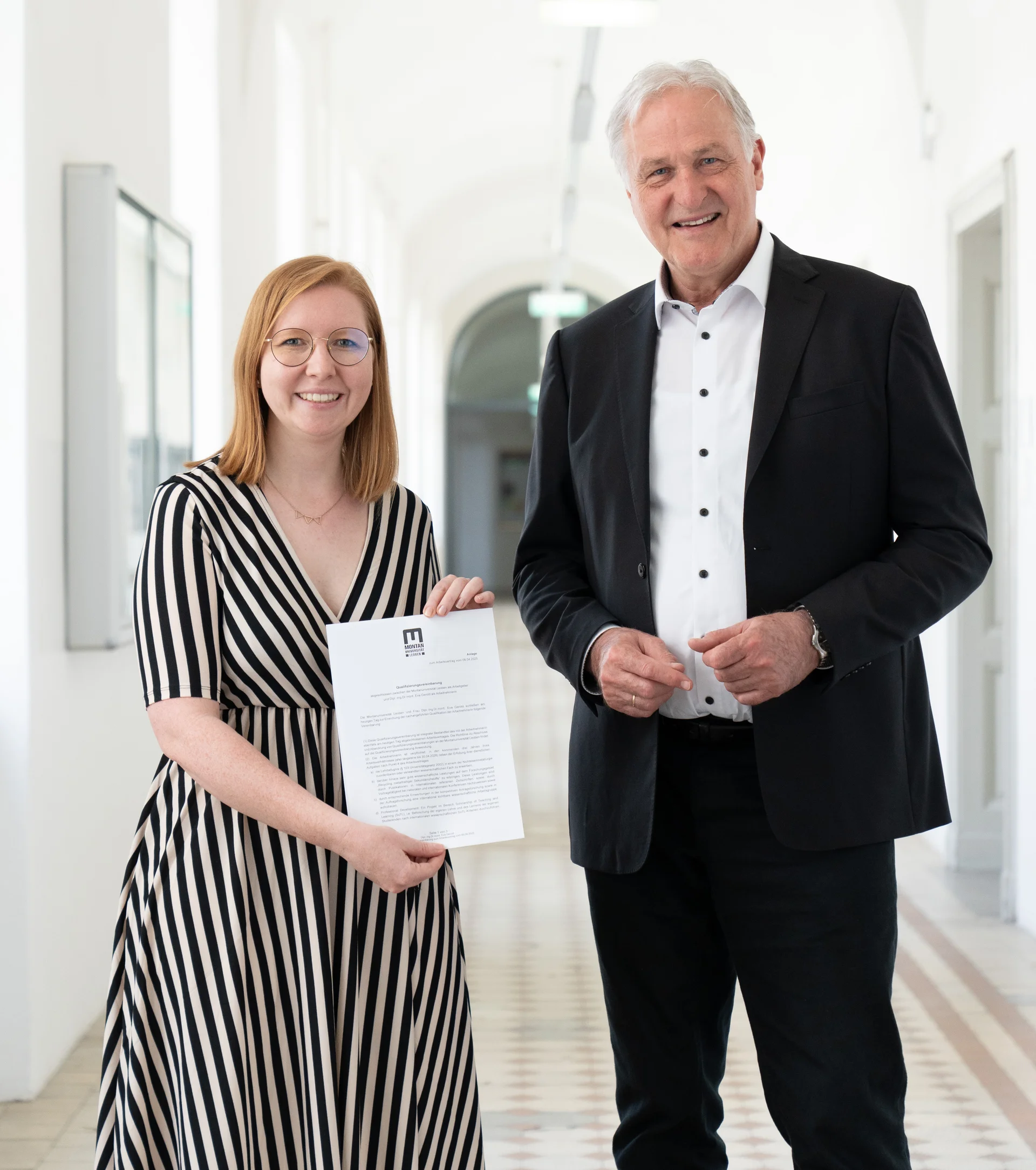 Dipl.-Ing. Dr.mont. Eva Gerold und Rektor Peter Moser bei der Vertragsunterzeichnung. Foto: © MUL/Tauderer