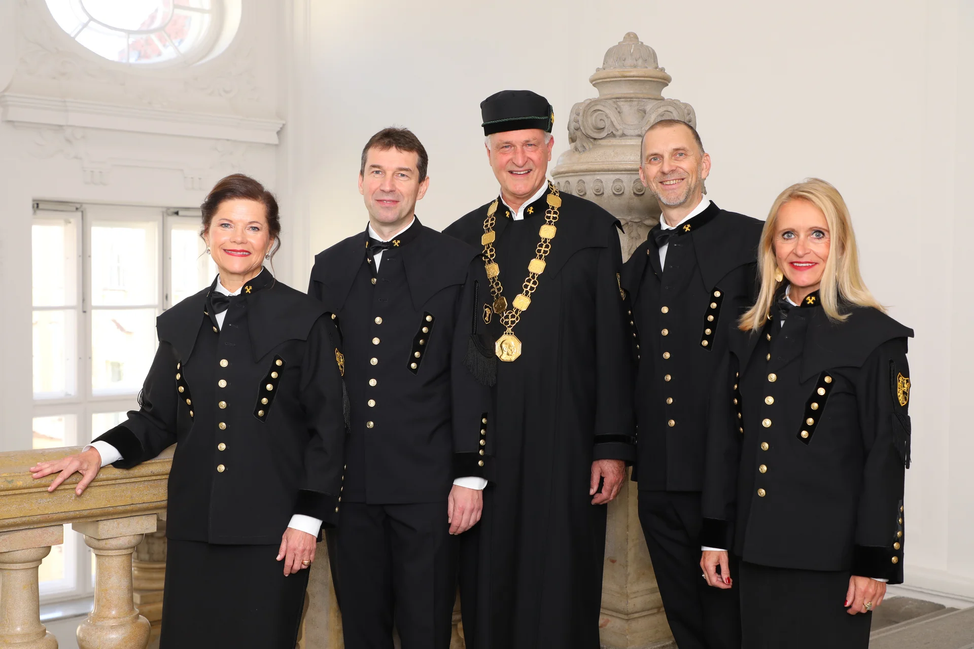 Gruppenfoto des neuen Rektorats mt von links Vizerektorin für Marketing und Stakeholder-Management Christina Holweg, Vizerektor für Forschung und Nachhaltigkeit Helmut Antrekowitsch, Rektor Peter Moser,  Vizerektor für Lehre und Internationales Thomas Prohaska, Vizerektorin für Finanzen und Infrastruktur Barbara Romauer [Fotocredit: Foto Freisinger]